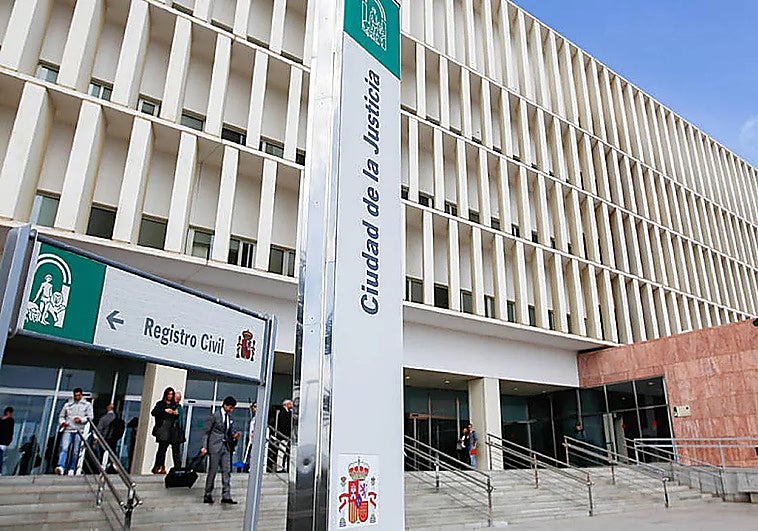 Malaga court suspends murder trial twice after defendant is stabbed with syringe and shot